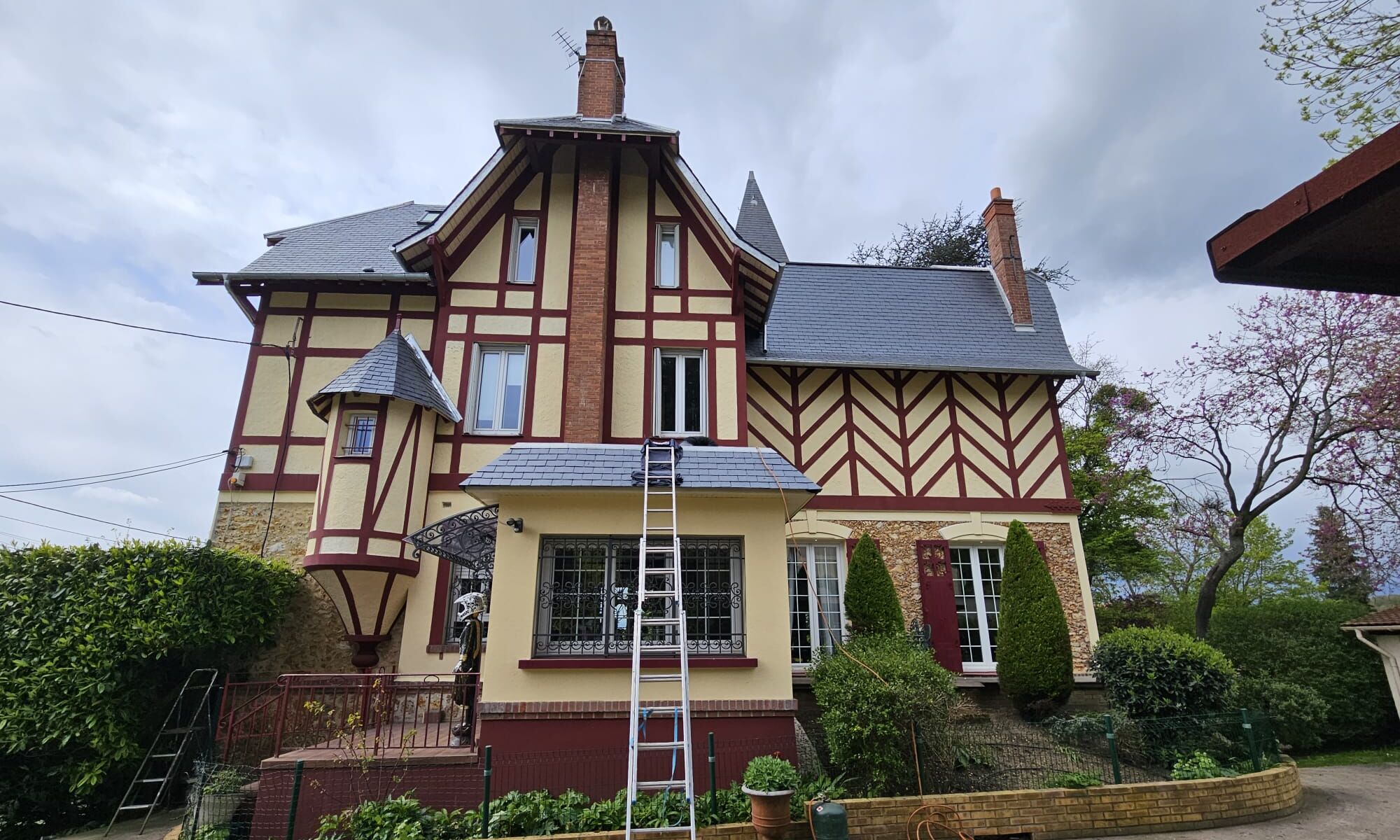 Maison à colombages : chantier d'étanchéité de toiture-terrasse MBE Étanchéité